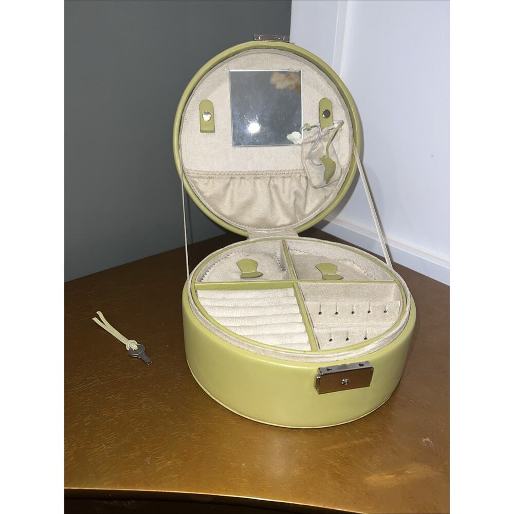 Jewelry Case Light Green Round Layered Shell Inlay Genuine Leather